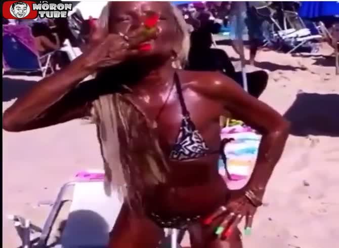 Video :This woman is waiting for you, looking really hot in a bikini